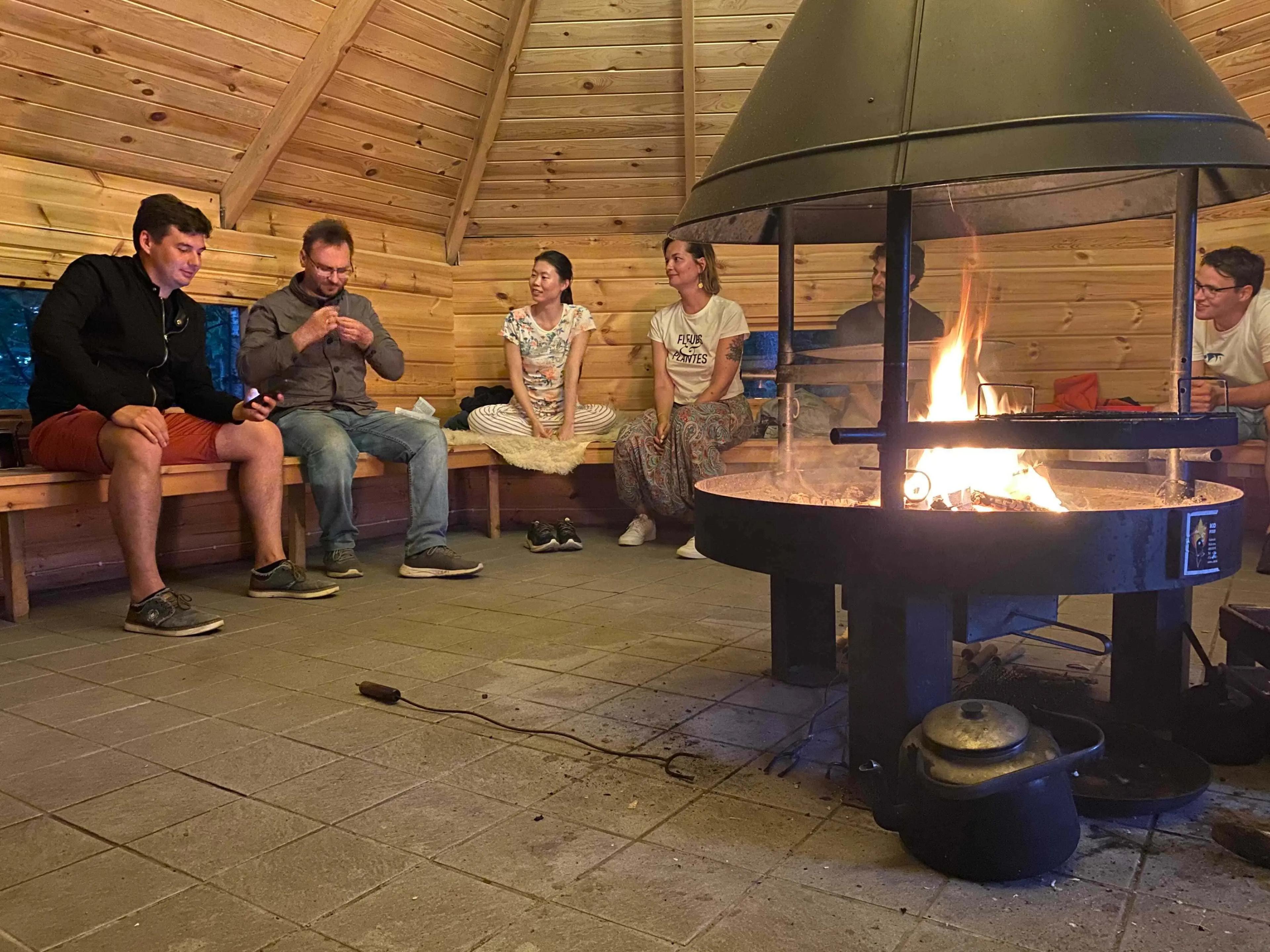 Teambuilding game party in a cabin